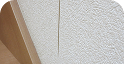 室内の壁紙の剥がれや浮き